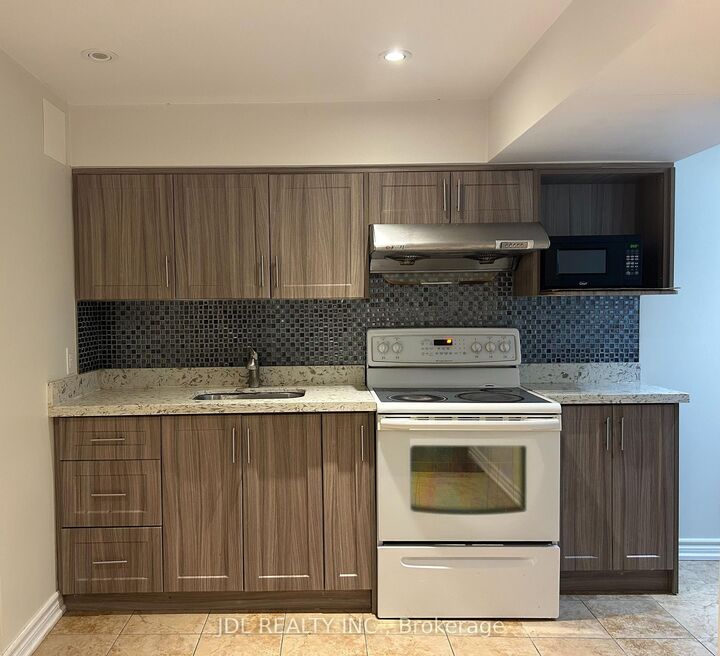 Property Photo:  36 Bendamere Cres Crescent Two-Bedroom Bsmt  ON L3P 6Y1 