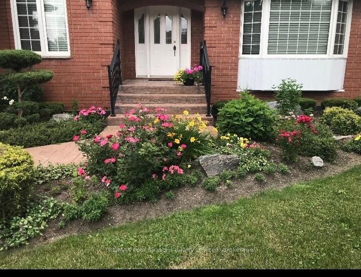 16 Carmichael Crescent — photo 1