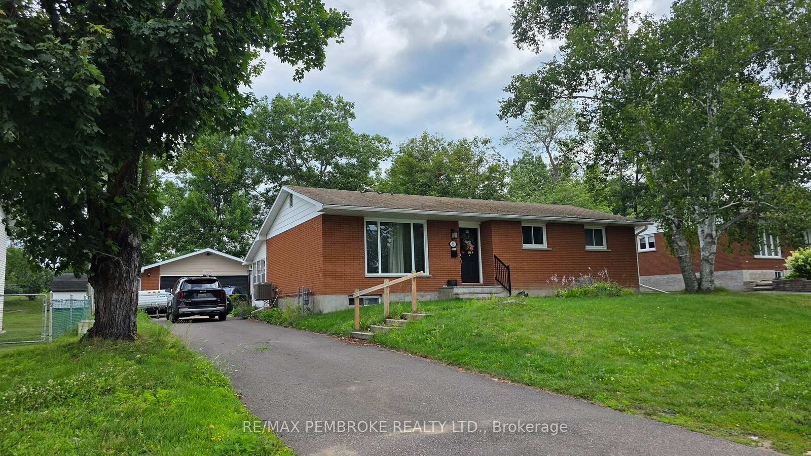 Property Photo: 32 Park Drive ON K8H 2E1