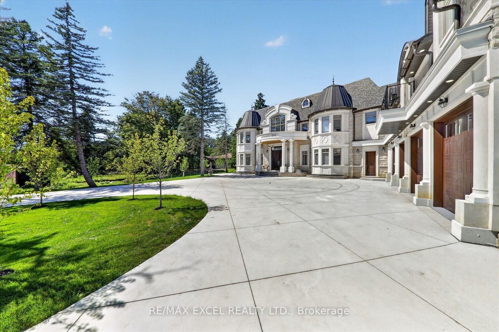 Property Photo: 28 Personna Boulevard ON L6C 1E9
