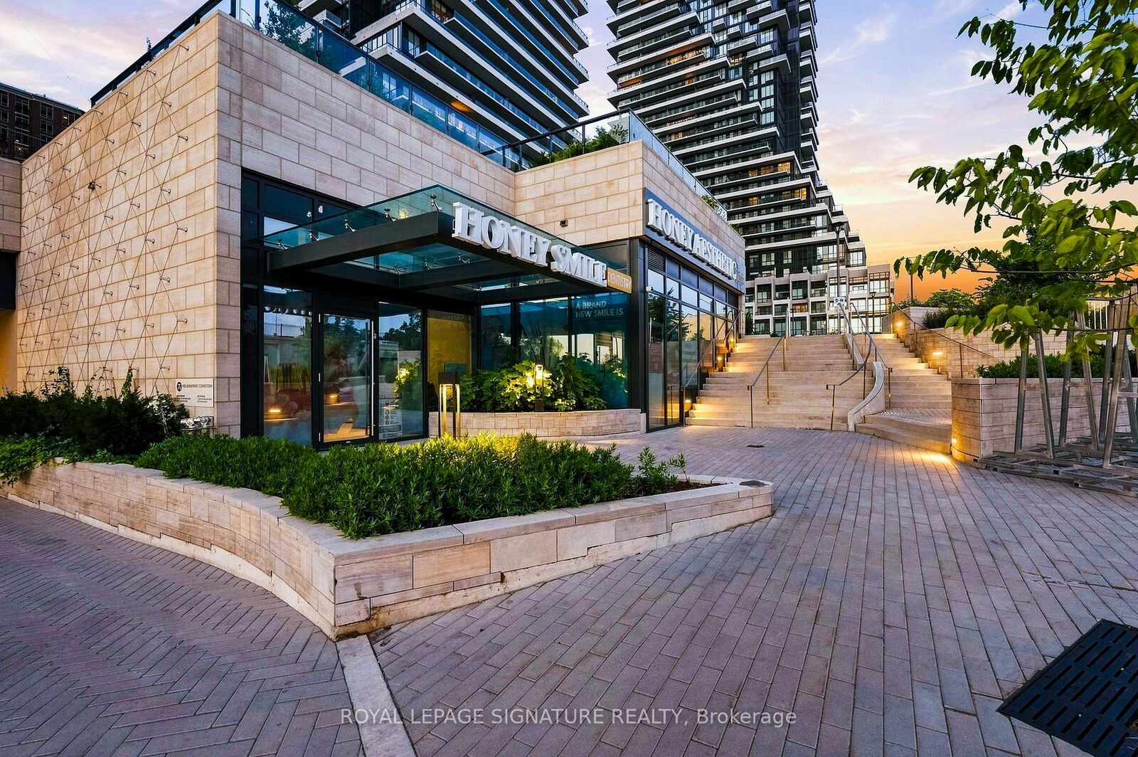 Property Photo: 10 Inn On The Park Drive 2709 ON M3C 0P9