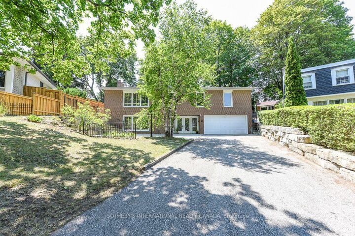 31 Queensborough Crescent — photo 1