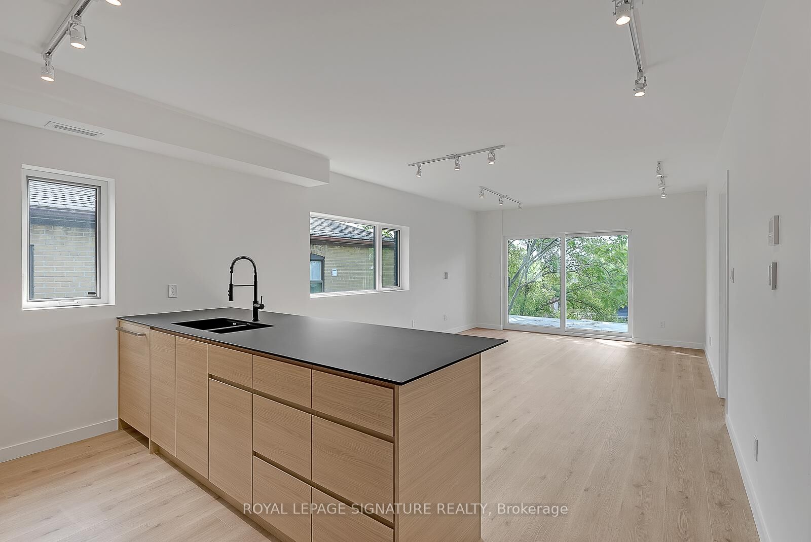 Property Photo: 1254 Davenport Road 4 ON M6H 2G9