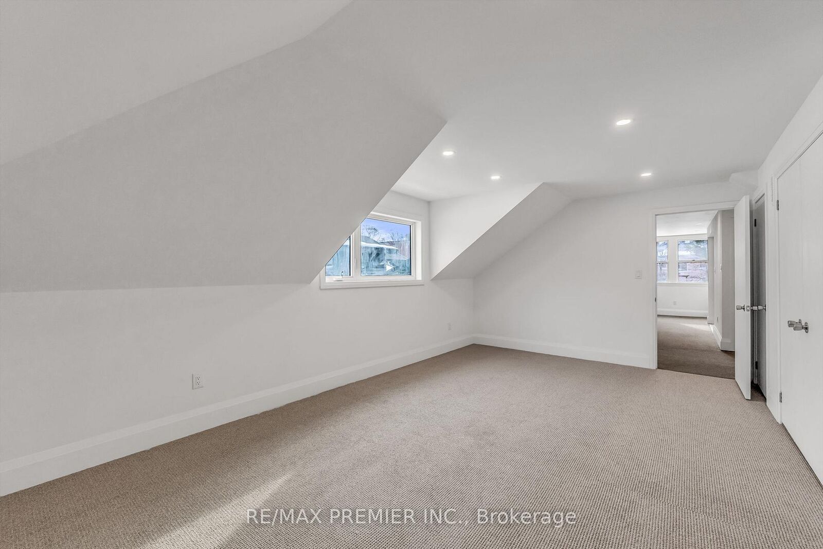 Property Photo:  5 Killarney Road 3rd Floor  ON M5P 1L7 