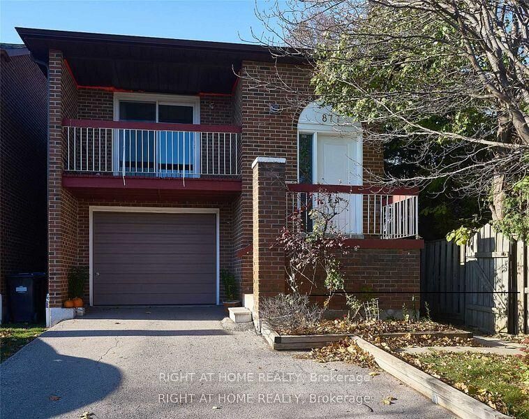 Property Photo:  877 Thistle Down Circle Upper  ON L5C 3K5 