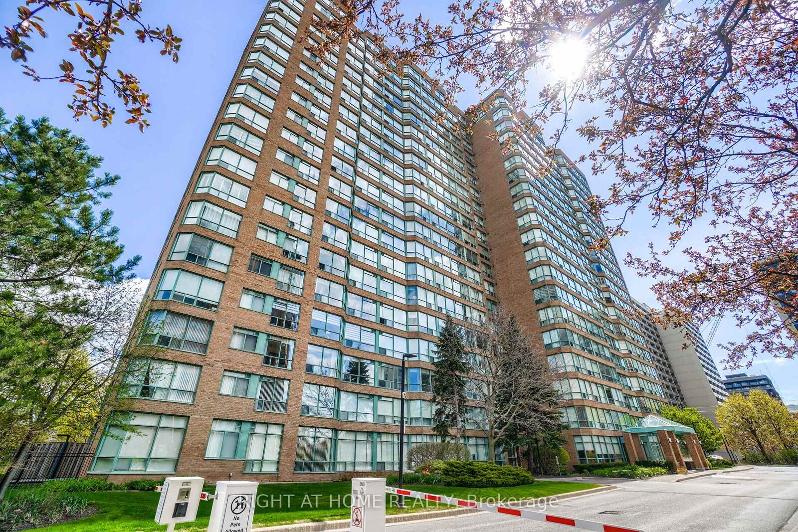 Property Photo: 1276 Maple Crossing Boulevard 1711 ON L7S 2J9