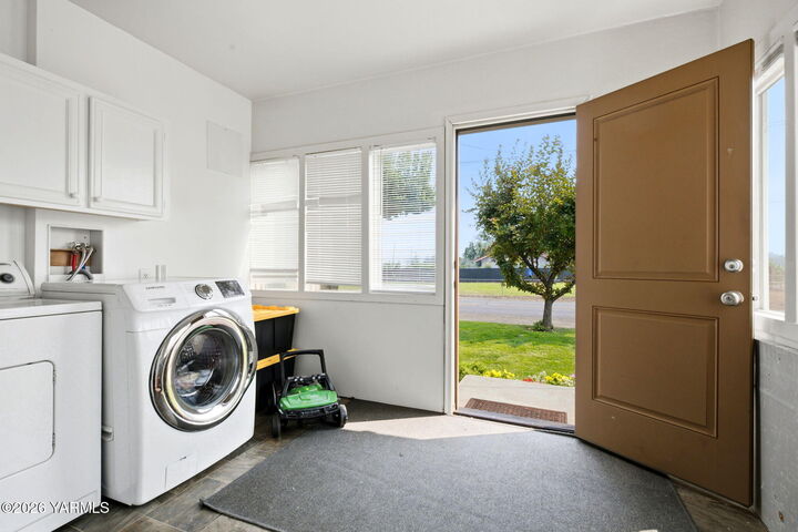 Property Photo: 2602 S 90th Ave WA 98903