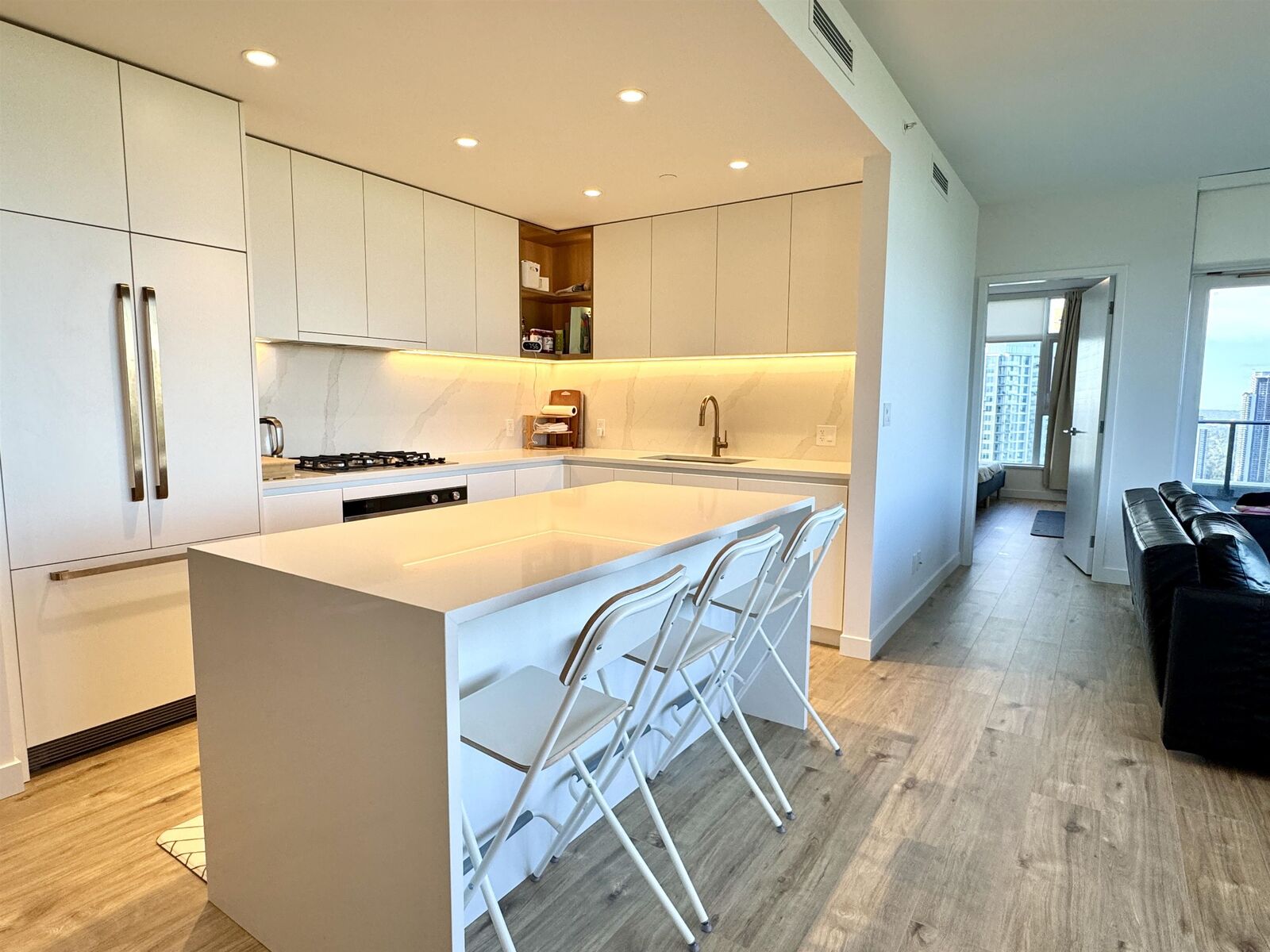 Property Photo:  720 Farrow St 3007  BC V3J 0P3 