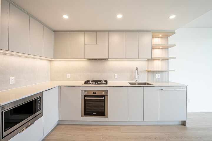 Property Photo: 311 Alderson Avenue 1904 BC V3K 0K3