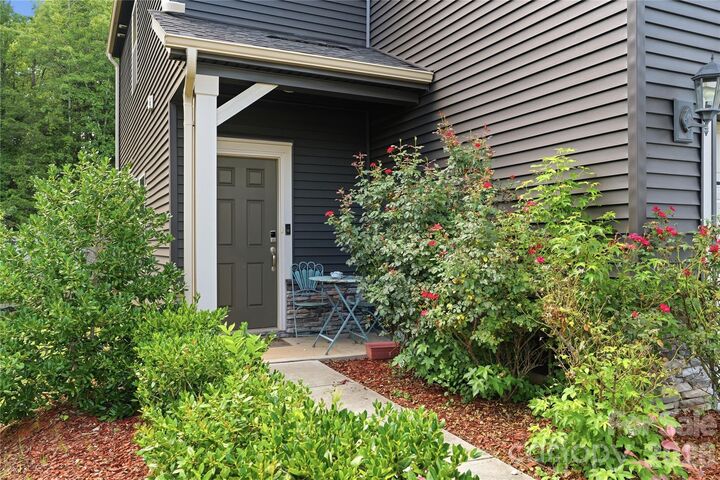 Property Photo: 6116 Hailstone Road NC 28215