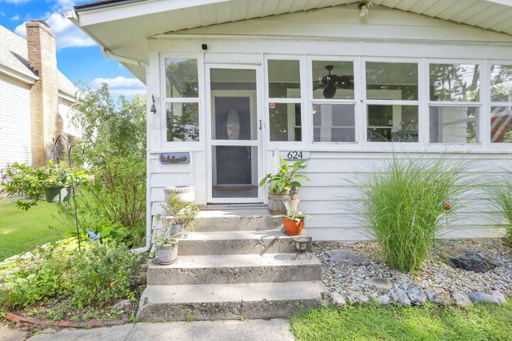 Property Photo:  624 Elm Street  OH 43125 
