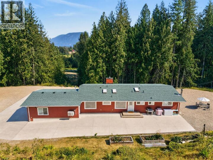 Property Photo: 450 20 Avenue Southwest BC V1E 1T6