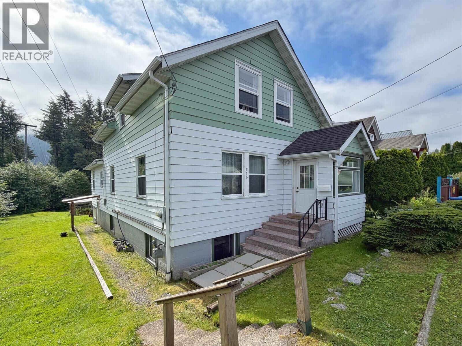 Property Photo: 516 8th Avenue BC V8J 2M9