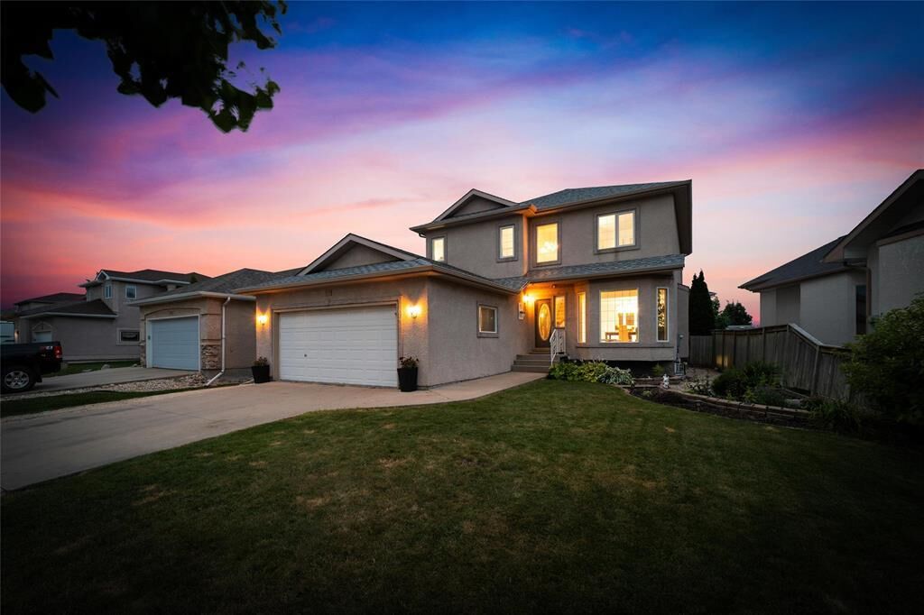 Property Photo:  211 Baisinger Drive  MB R2N 4H7 