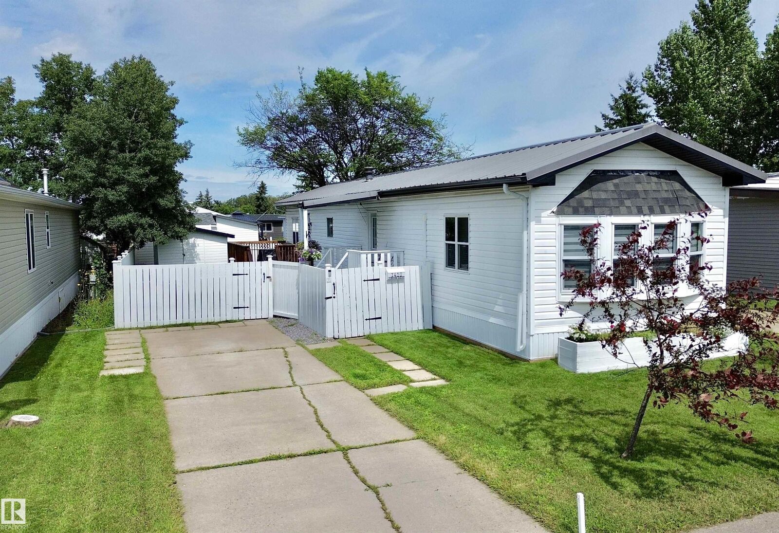 Property Photo:  1410 Jubilee Drive  AB T8H 1L7 