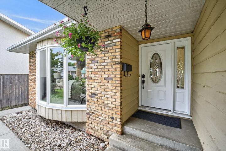 Property Photo:  18513 92A Avenue NW  AB T5T 1P5 