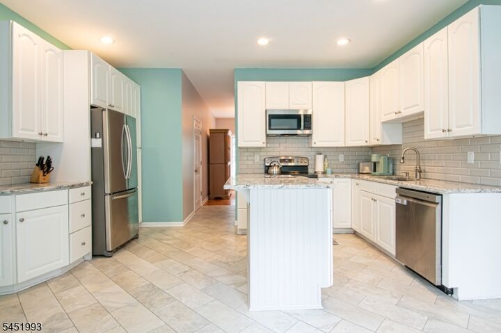 Property Photo:  7 White Oak Dr  NJ 07461 