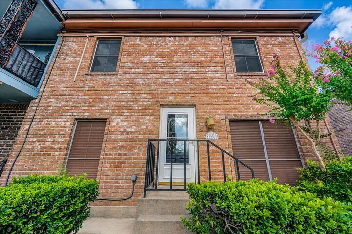 Property Photo: 830 Threadneedle Street 224 TX 77079