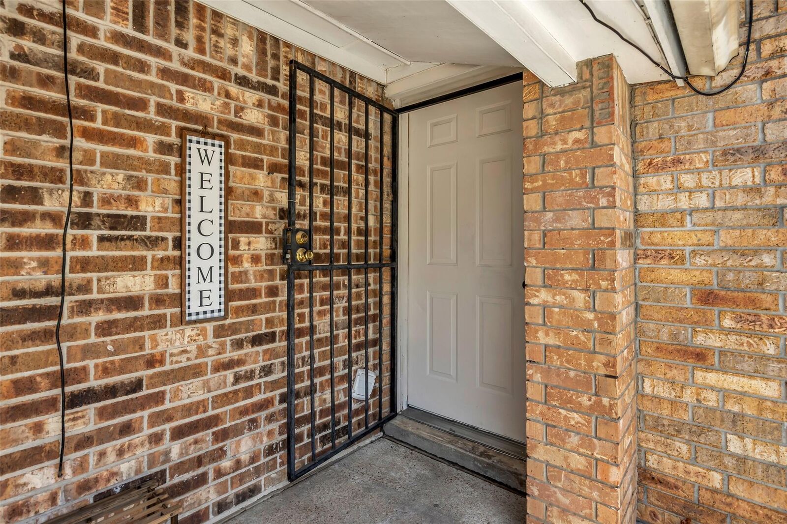 Property Photo: 809 Brooks Street TX 77009