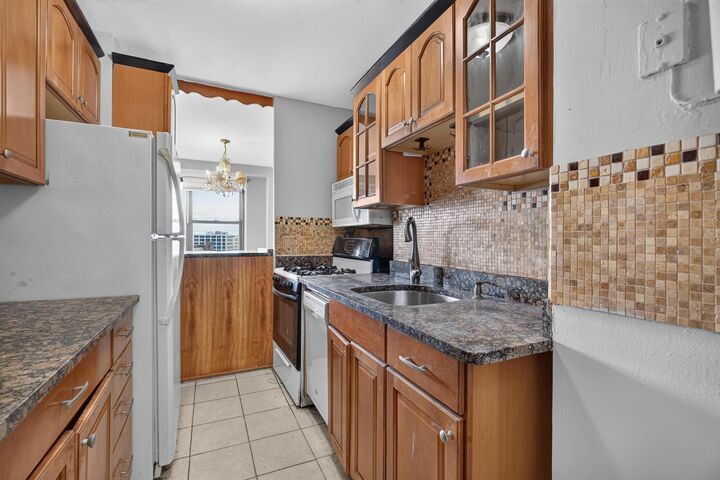 Property Photo:  225 St Pauls Ave 6D  NJ 07306 