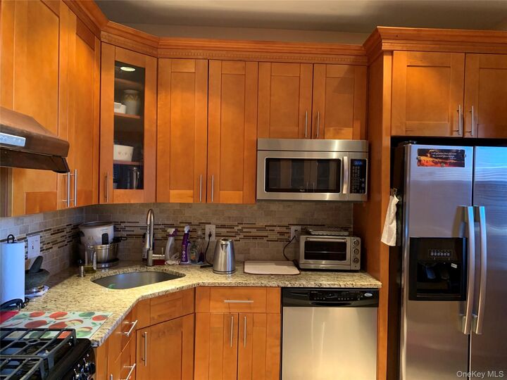 Property Photo:  2564 Paulding Avenue  NY 10469 