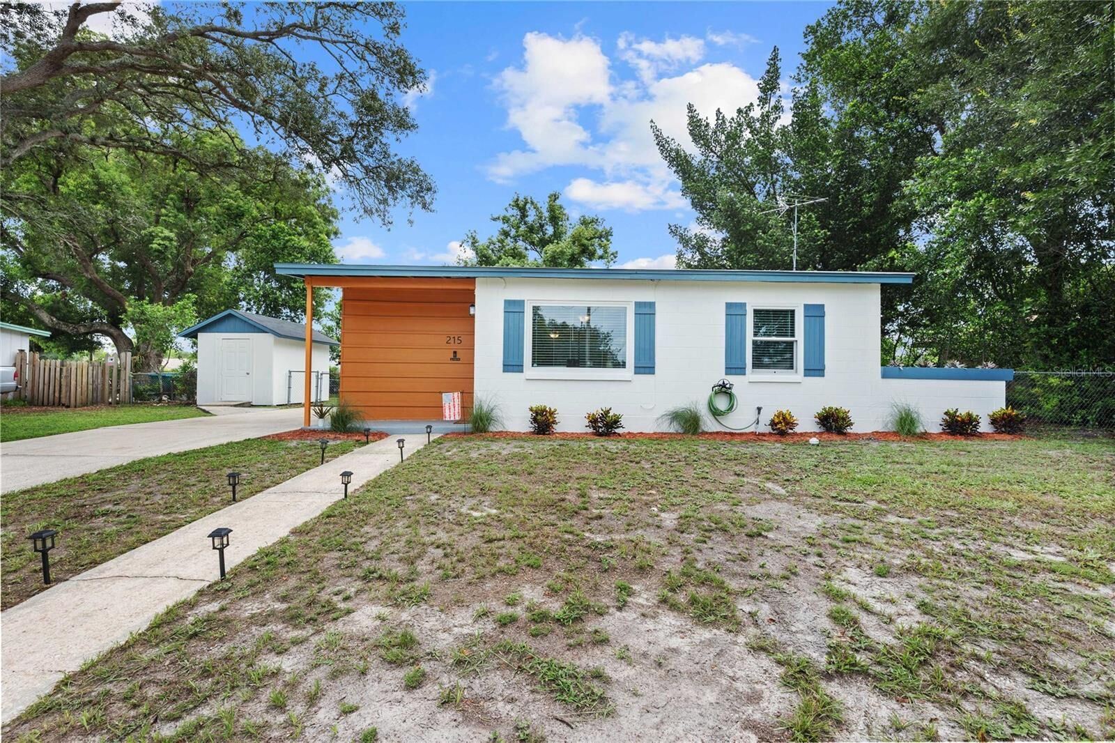 Property Photo:  215 Abbeyville Street  FL 32725 