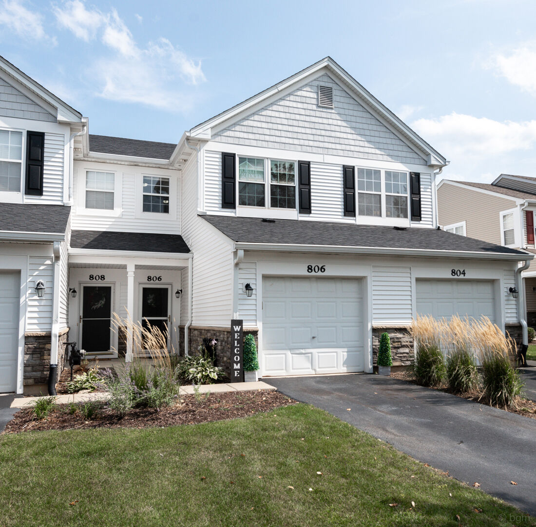 Property Photo:  806 Woodewind Drive  IL 60563 