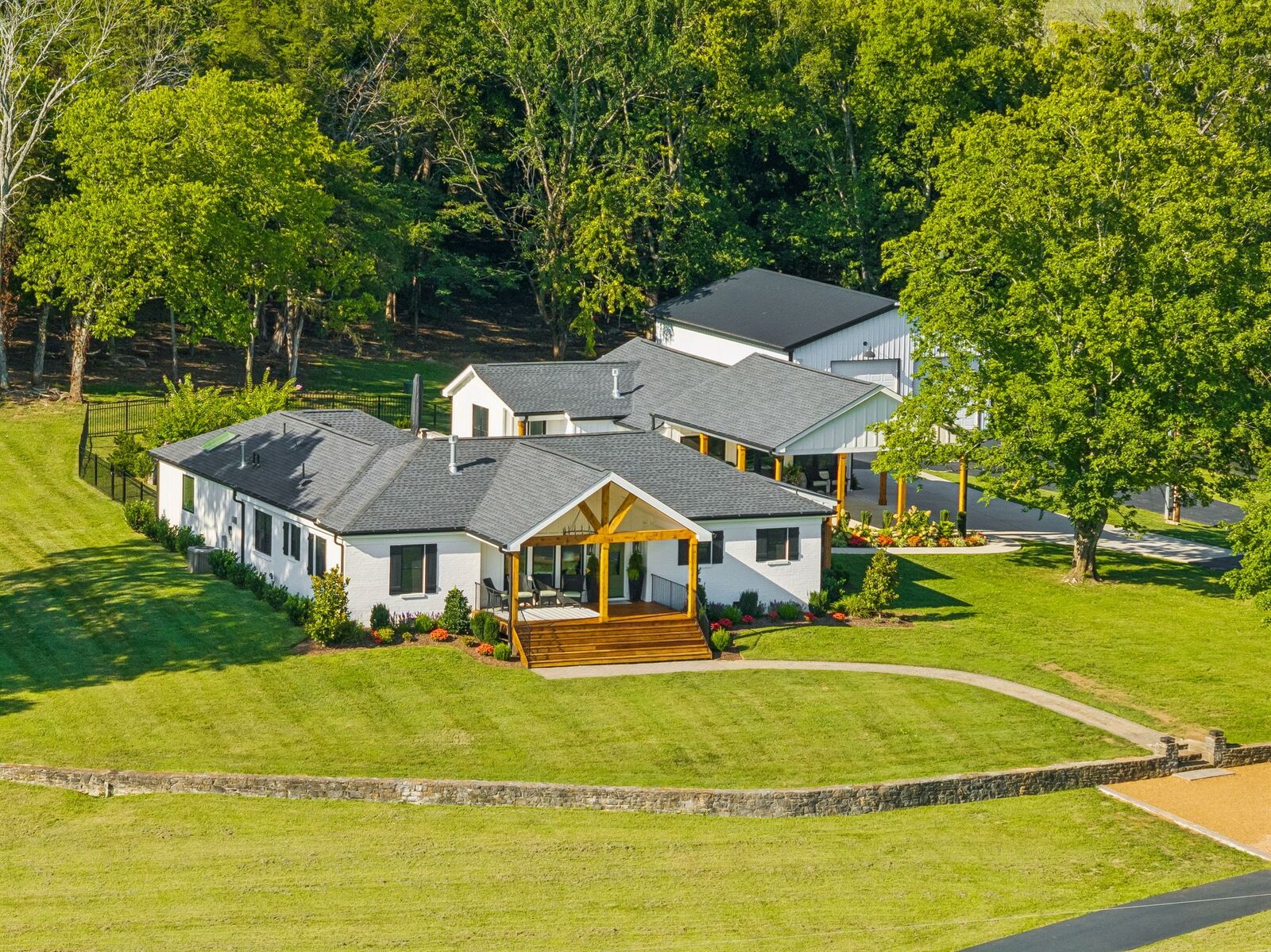 Property Photo: 5672 Carters Creek Pike TN 37179