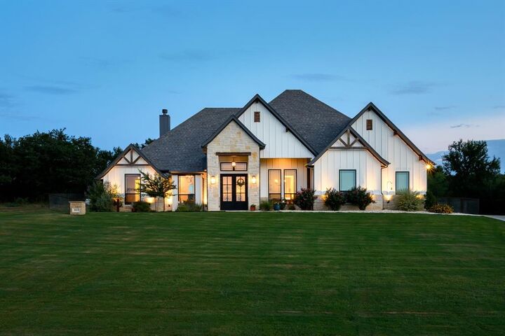 Property Photo: 3019 Wyatts Way TX 76087