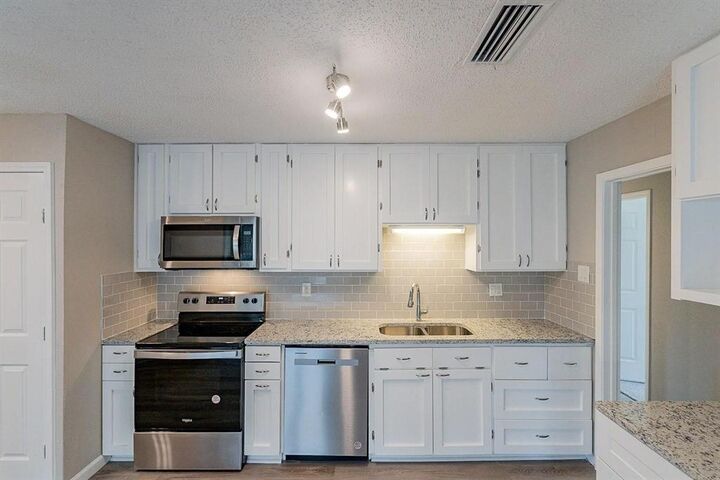 Property Photo:  2112 Cedarcrest Drive  TX 75007 