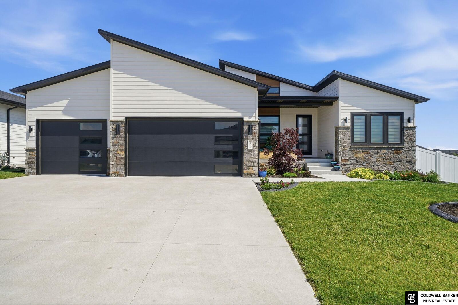 Property Photo: 7434 Anselm Lane NE 68516