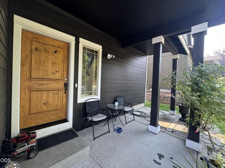 Property Photo: 20301 Knightsbridge Place OR 97702