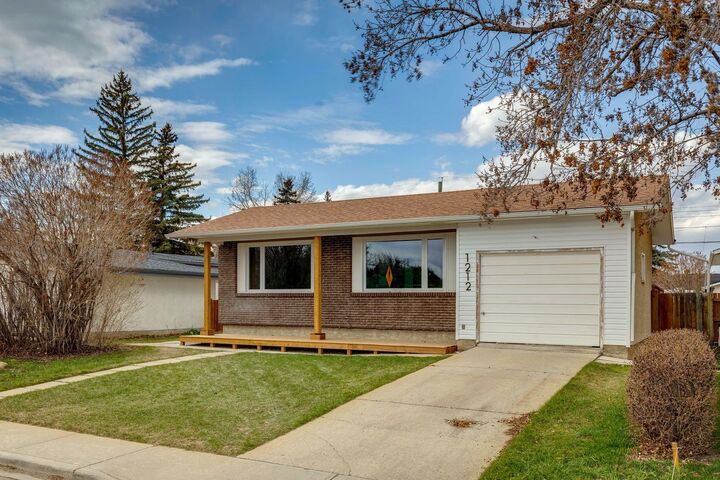 Property Photo:  1212 Lake Sylvan Drive SE  AB T2J 5N7 