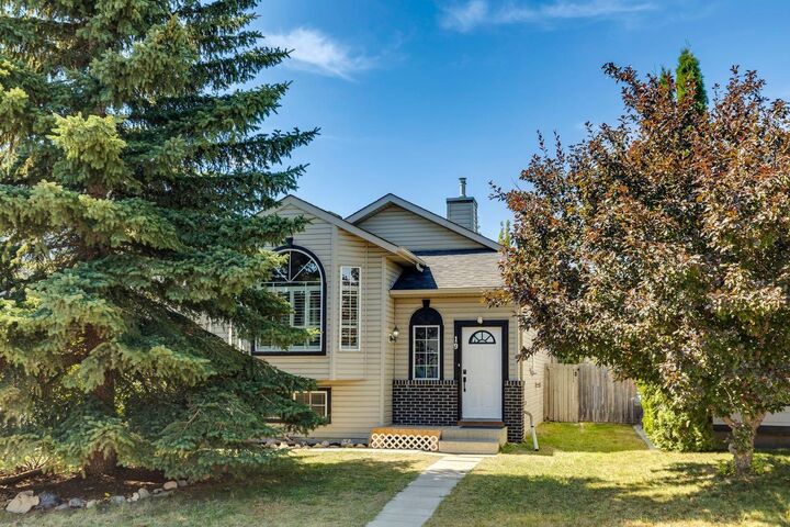 Property Photo: 19 Covington Close NE AB T3K 4M2