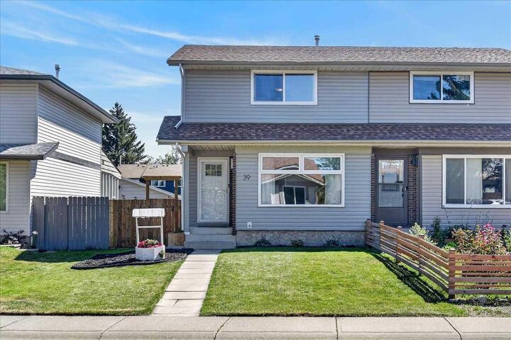 Property Photo: 39 Midridge Gardens SE AB T2X 1C4