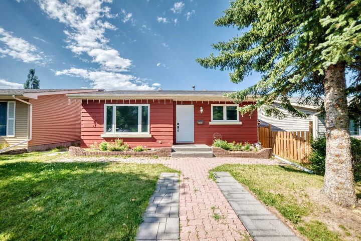 Property Photo:  32 Macewan Park Link NW  AB T3K 3E8 