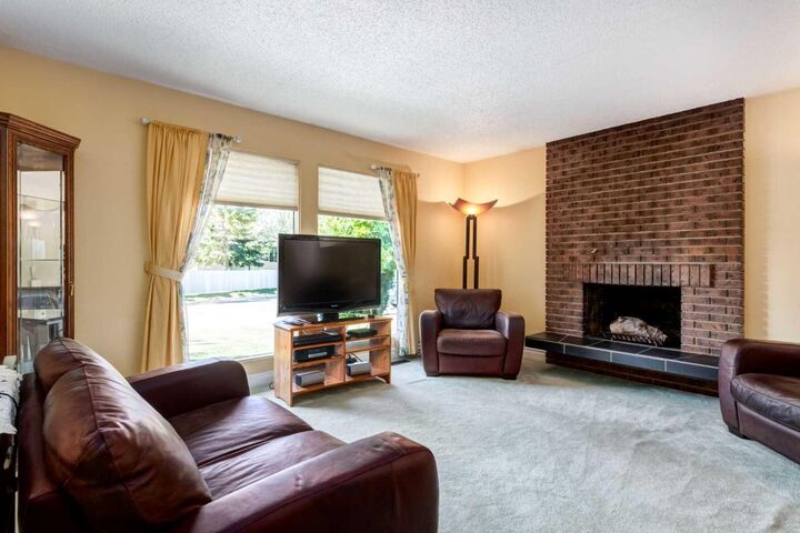 Property Photo:  2512 106 Avenue SW  AB T2W 2H9 