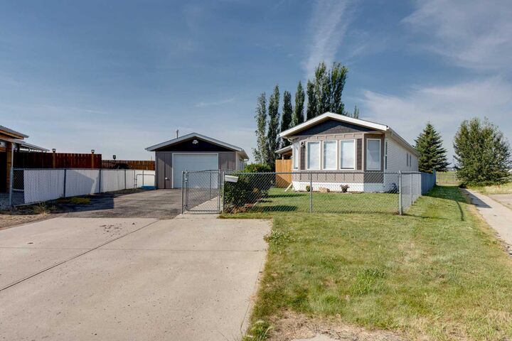 Property Photo: 186 Meadowlark Lane AB T0M 0N0