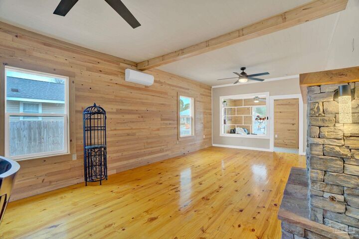 Property Photo: 1505 W Garden St FL 32502