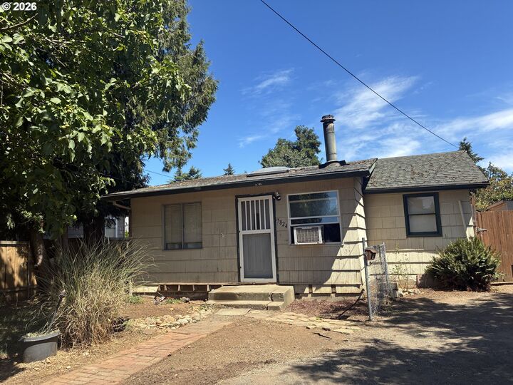 Property Photo:  7824 SE 64th Ave  OR 97206 