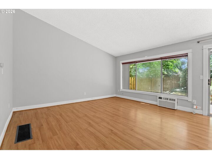 Property Photo: 6837 NE Claremont Ave OR 97211