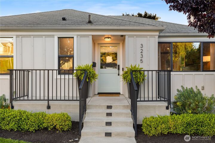 Property Photo: 3235 W Viewmont Way W WA 98199