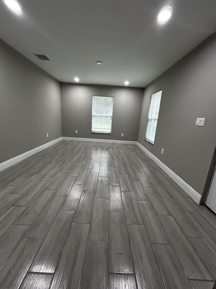 Property Photo: 325 N 14th N Street 2 FL 34950