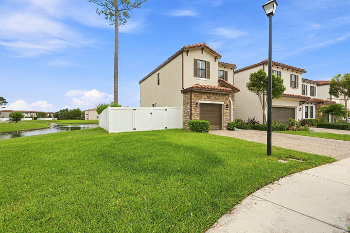 Property Photo: 3000 King Palm Way FL 33410