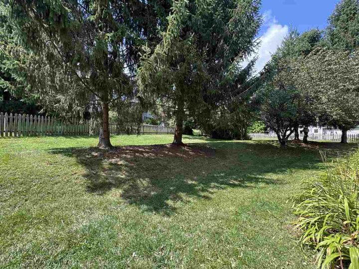 Property Photo:  1520 Mallard Court  IN 47374 