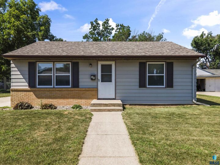 Property Photo: 709 N Leadale Ave SD 57103