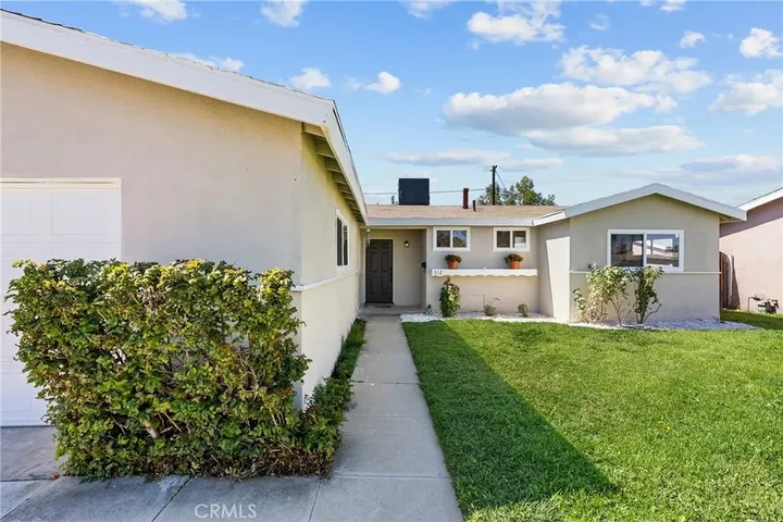 Property Photo: 512 E Lingard CA 93535