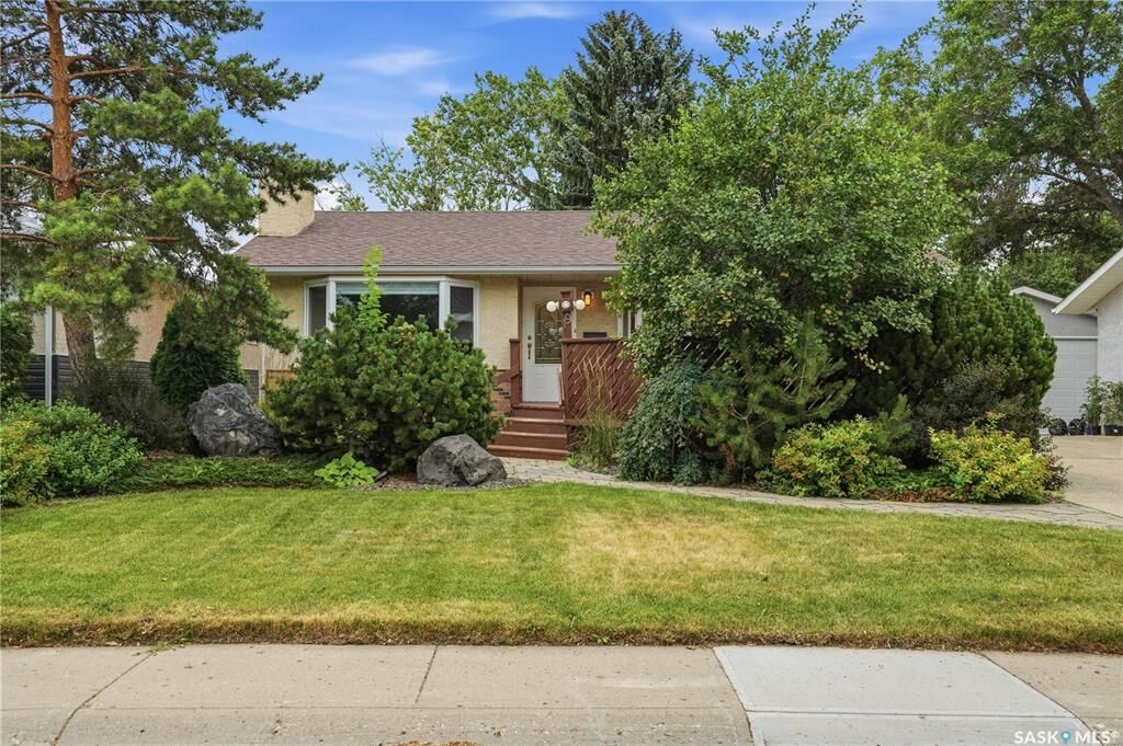 Property Photo:  19 Thomson Avenue  SK S4N 0K1 