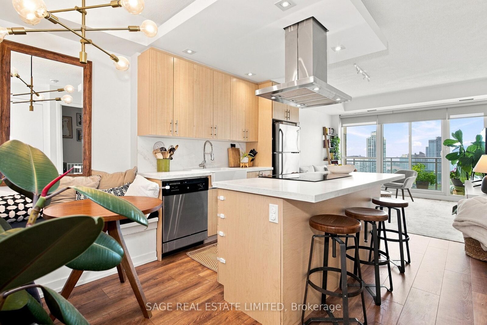Property Photo:  165 Legion Road N 1428  ON M8Y 0B3 