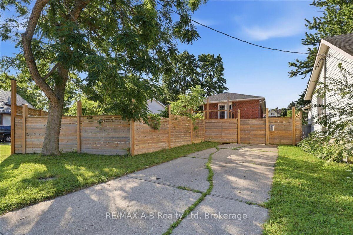 Property Photo:  15 Railway Street  ON N5A 2H8 